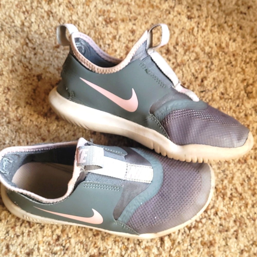 Girls Nike slip on sneakers